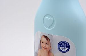 Das geprägte Herz in der Flasche ist ein signifikantes Merkmal der babaylove Flaschenserie