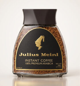Julius Meindl füllt seinen Kaffee in das von uns gestaltete Glas ab. Ein Verpackungsdesign-Klassiker aus unserem Studio!