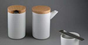 Milch- und Zuckerbehälter im reduzierten und modernen Design.