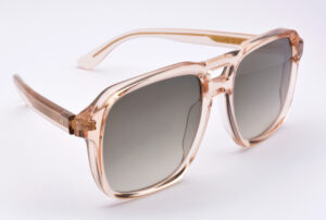Detailaufnahme einer exklusiven 53°SUN Sonnenbrille, entworfen von formel23 Hamburg.