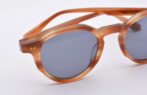 Nahaufnahme der Materialkombination aus Metall und Acetat bei einer 53°SUN Sonnenbrille.