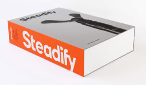 Von der Hamburger Designagentur formel23 entwickelte Schuber-Verpackung für das Steadify Stativ.