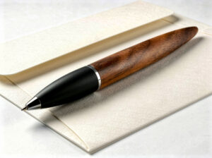 Der elegante Stift aus Echtholz hat am Schaft einen Brieföffner integriert.