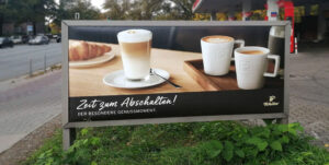 Werbebanner an einer Hamburger Tankstelle mit unserem Tassenentwurf.