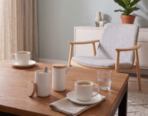 Zucker und Milch im VIVESS Design auf dem Tisch in einem skandinavischen Ambiente.