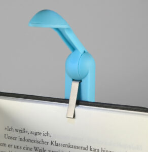 Leselampe am Buch in der Anwendung. So macht das Lesen auch bei Dunkelheit Spaß.