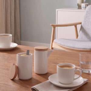 Zucker und Milch im VIVESS Design auf dem Tisch in einem skandinavischen Ambiente.